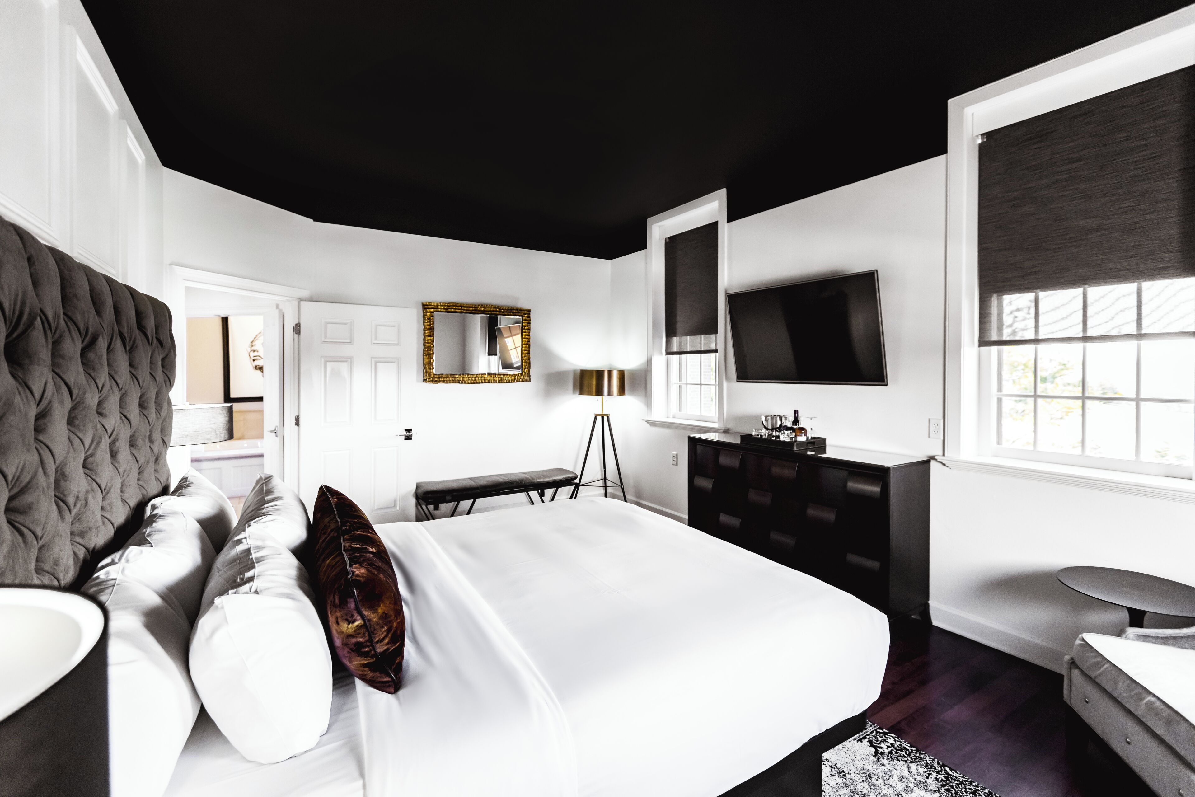 60-英寸液晶电视（配备收费电视频道）、电视、iPod 基座