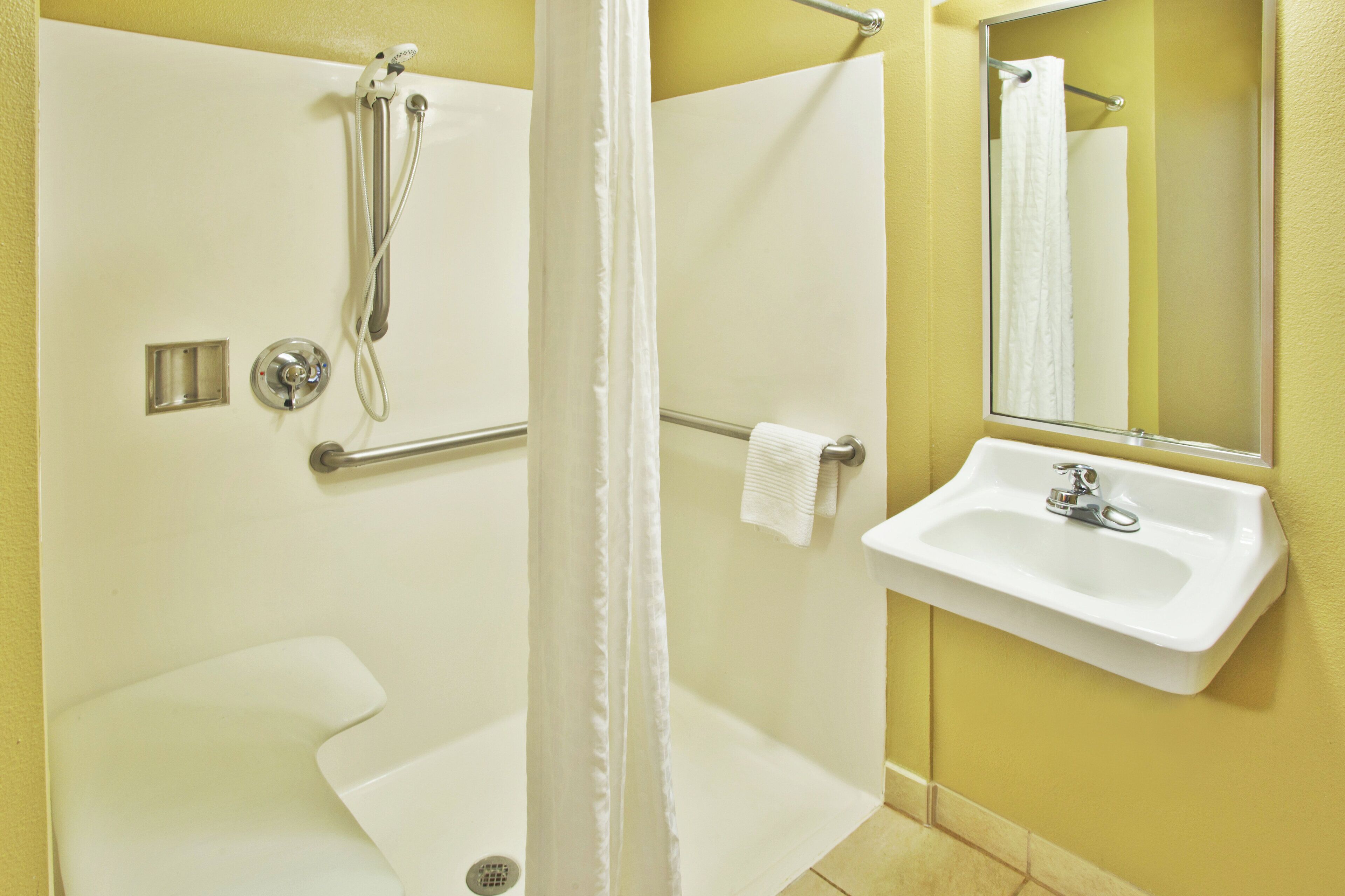 ห้องสตูดิโอสวีท, เตียงควีนไซส์ 1 เตียง (Mobility, Accessible Tub) | เครื่องนอนระดับพรีเมียม, ตู้นิรภัยในห้องพัก, โต๊ะทำงาน
