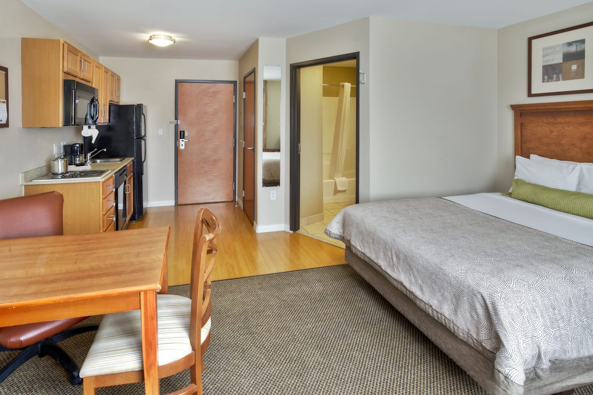 1 Schlafzimmer, hochwertige Bettwaren, Zimmersafe, Schreibtisch