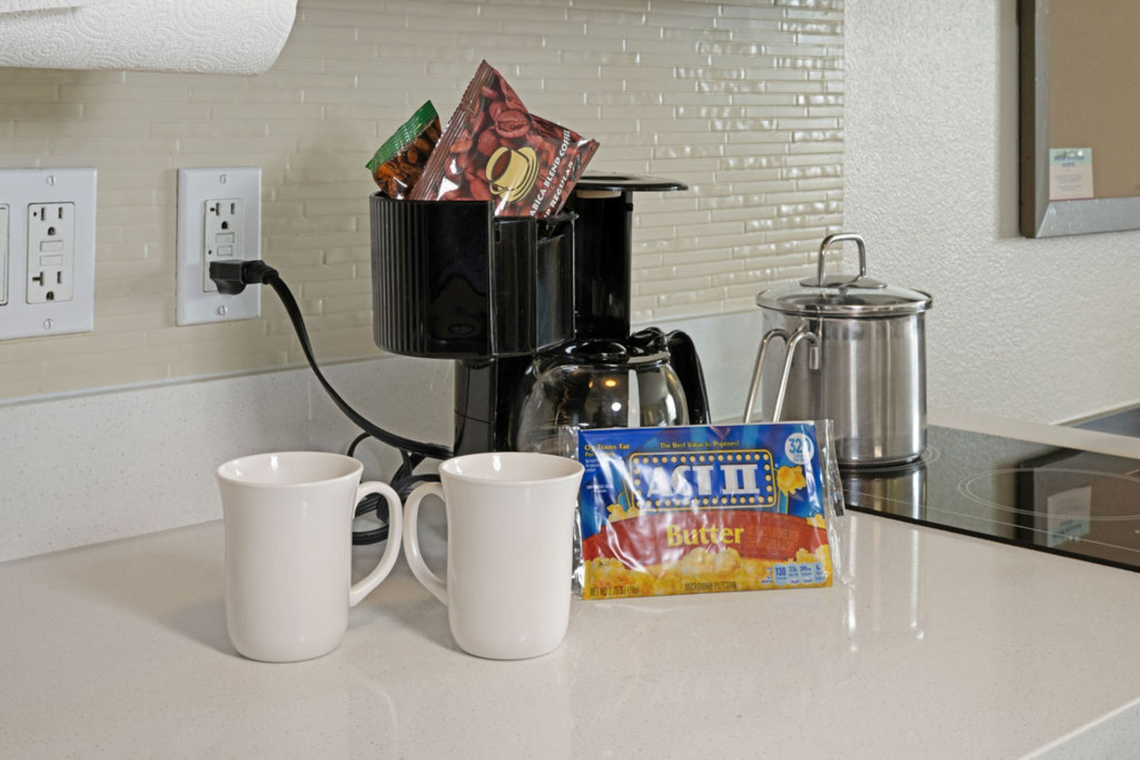 Ropa de cama de alta calidad y caja de seguridad en la habitación 