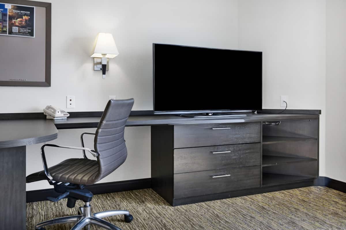 Premium bedding, in-room safe, desk, laptop workspace