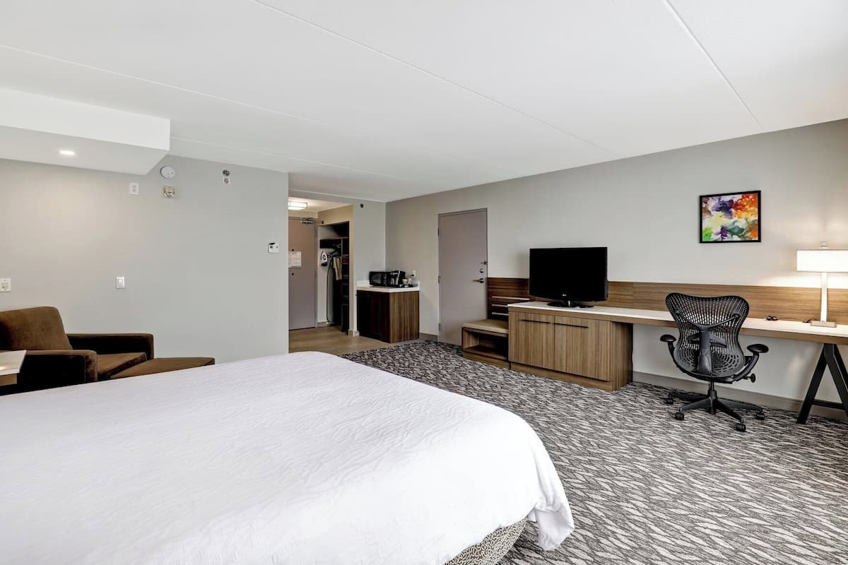 Hypo-allergenic bedding available, desk, blackout drapes