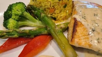 Se sirven desayunos y cenas, cocina americana