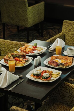Daily cooked-to-order breakfast for a fee - Hilton Garden Inn Toronto/Ajax (Ajax)