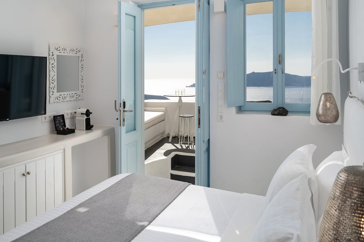 Deluxe Room | Premium bedding, down comforters, pillowtop beds, in-room safe