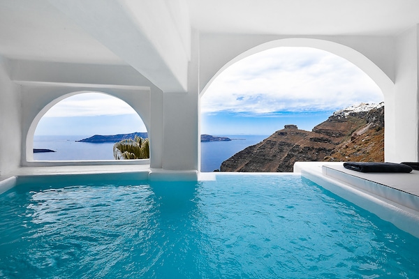 Villa (Cave Pool) | Kaliteli yatak takımı, kuştüyü yorgan, yastık yüzeyli yatak, odada kasa