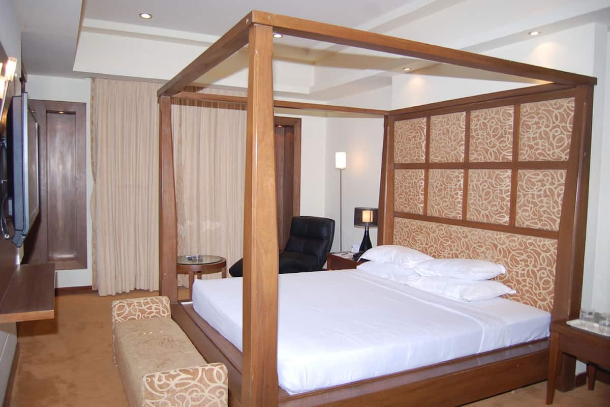 Executive Double Room, 1 Double Bed | Premium bedding, in-room safe, individually furnished, desk