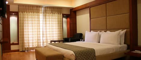 Executive Double Room, 1 Double Bed | Living room | LCD TV