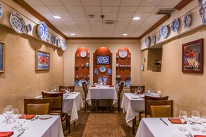 Déjeuner, dîner et souper servis sur place