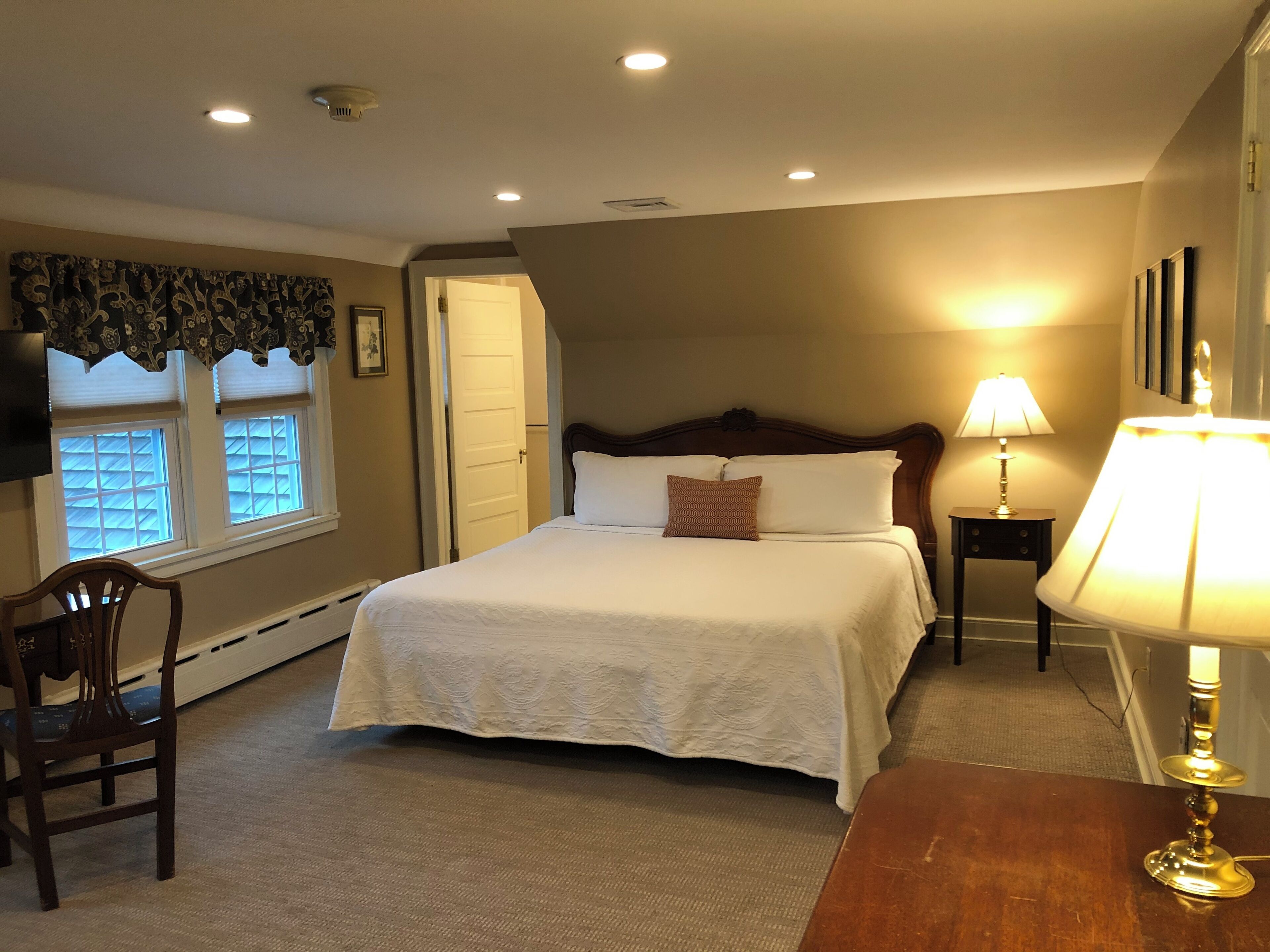 Quarto solteiro, 1 cama King | Roupas de cama antialérgicas, escrivaninha