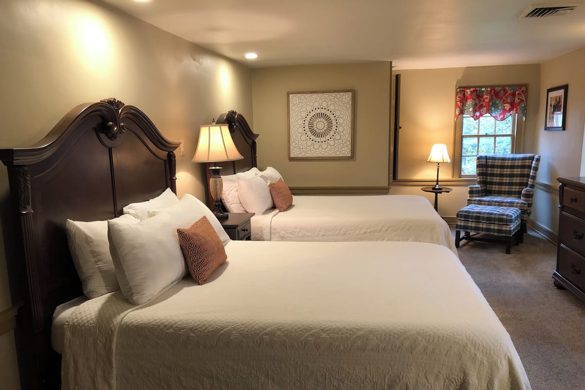 Room | Hypo-allergenic bedding, desk, iron/ironing board, free WiFi