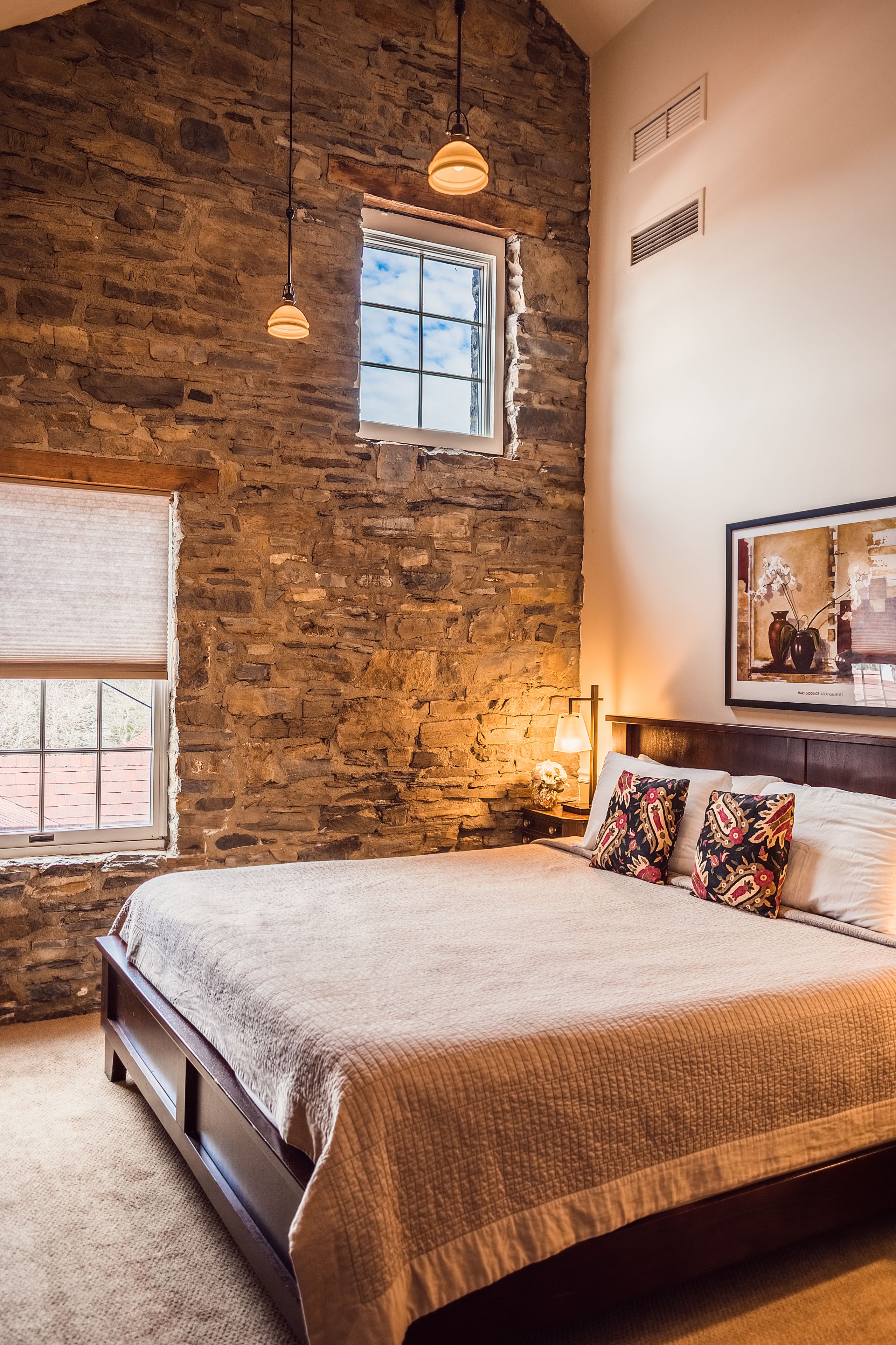 Hypo-allergenic bedding, desk, iron/ironing board, free WiFi