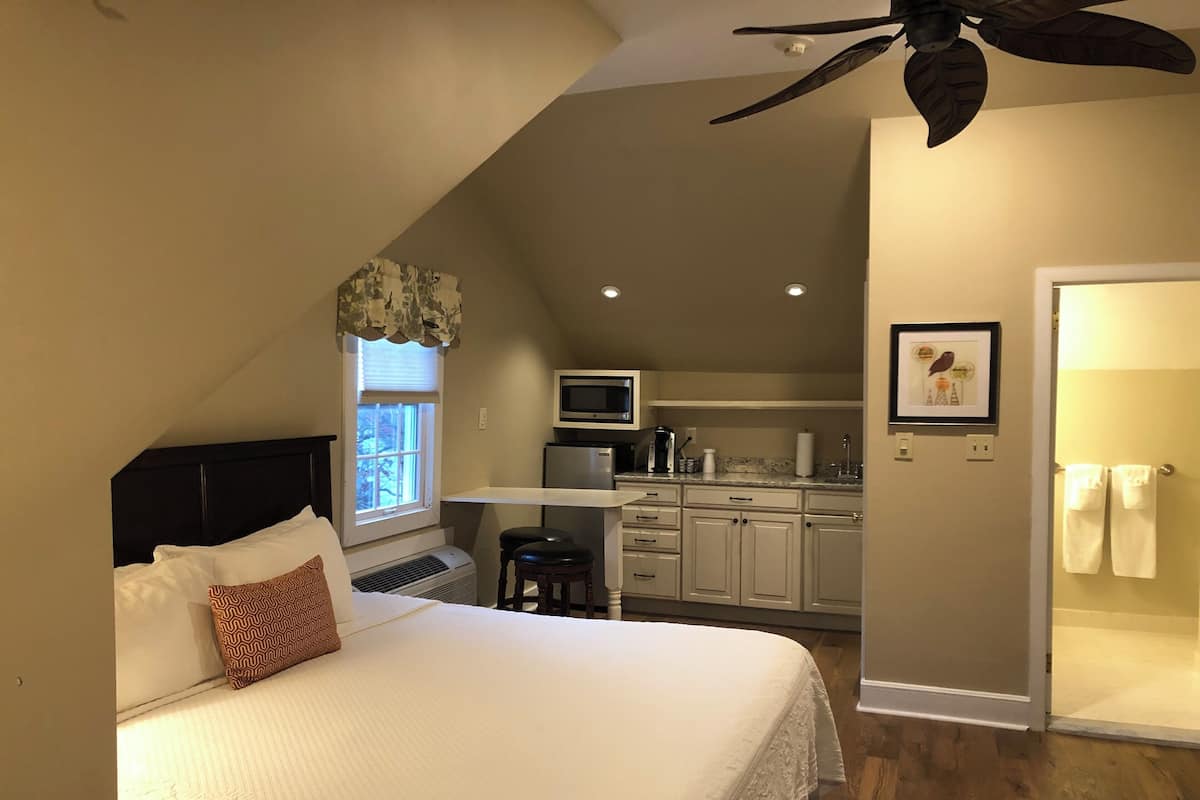 Executive Room, 1 King Bed | Hypo-allergenic bedding, desk, iron/ironing board, free WiFi