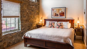 Hypo-allergenic bedding, desk, iron/ironing board, free WiFi