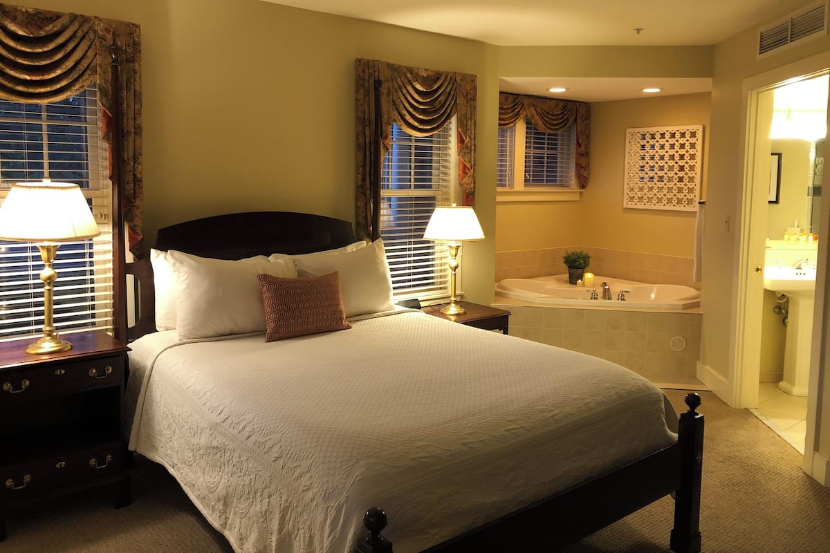 Suite, 1 Queen Bed with Sofa bed, Patio | Hypo-allergenic bedding, desk, iron/ironing board, free WiFi