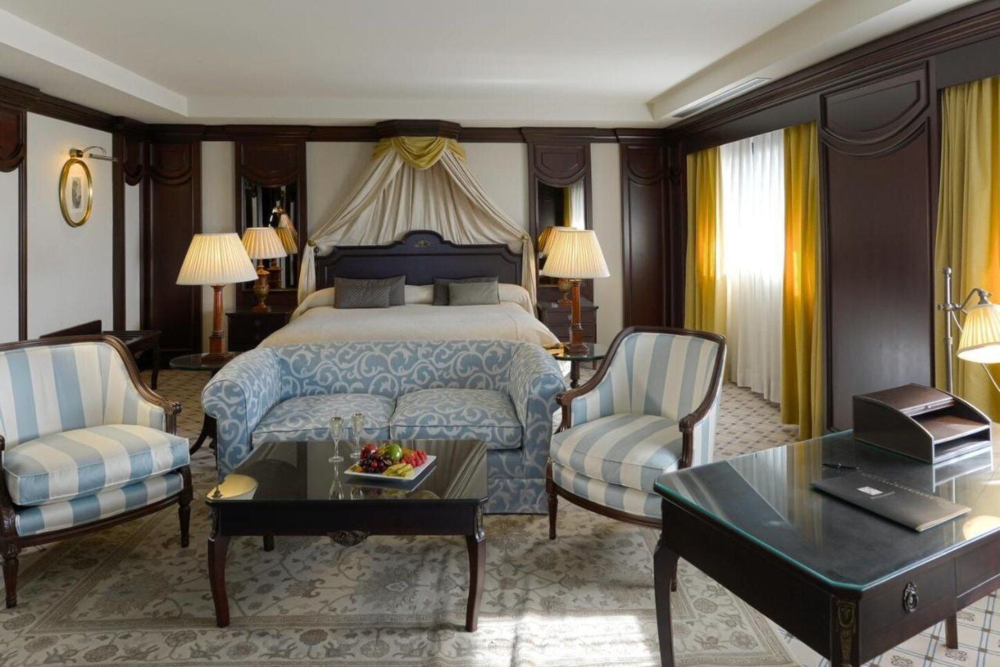 Grand suite, hot tub (Jacuzzi) | Donzen dekbedden, een minibar, een kluis op de kamer, een bureau