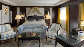 Grand suite, hot tub (Jacuzzi) | Donzen dekbedden, een minibar, een kluis op de kamer, een bureau