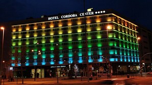 Un hotel de varios pisos con un cartel llamativo que dice 'HOTEL CORDOBA CENTER'.
