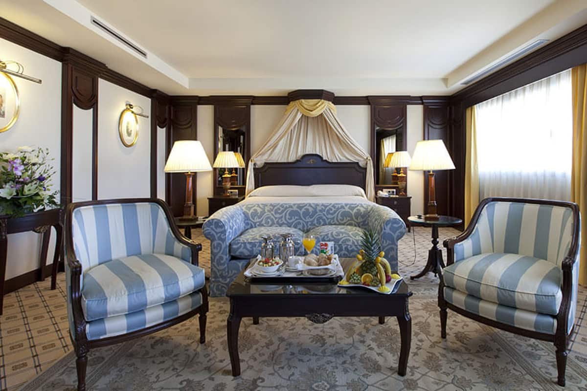 grand suite, hot tub (jacuzzi) | down duvets, minibar, in-room safe, desk