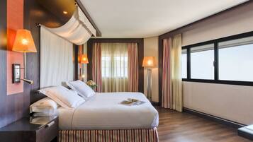 Dundyner, minibar, pengeskab på værelset, skrivebord