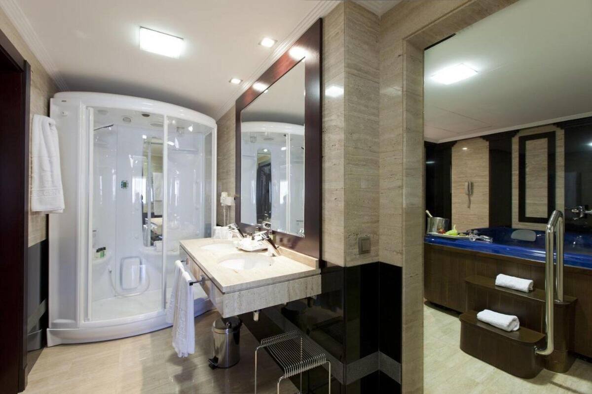 grand suite, hot tub (jacuzzi) | down duvets, minibar, in-room safe, desk