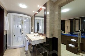 Grand-Suite, Whirlpool (Jacuzzi) | Daunenbettdecken, Minibar, Zimmersafe, Schreibtisch