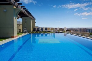 Udendørs pool, parasoller, liggestole
