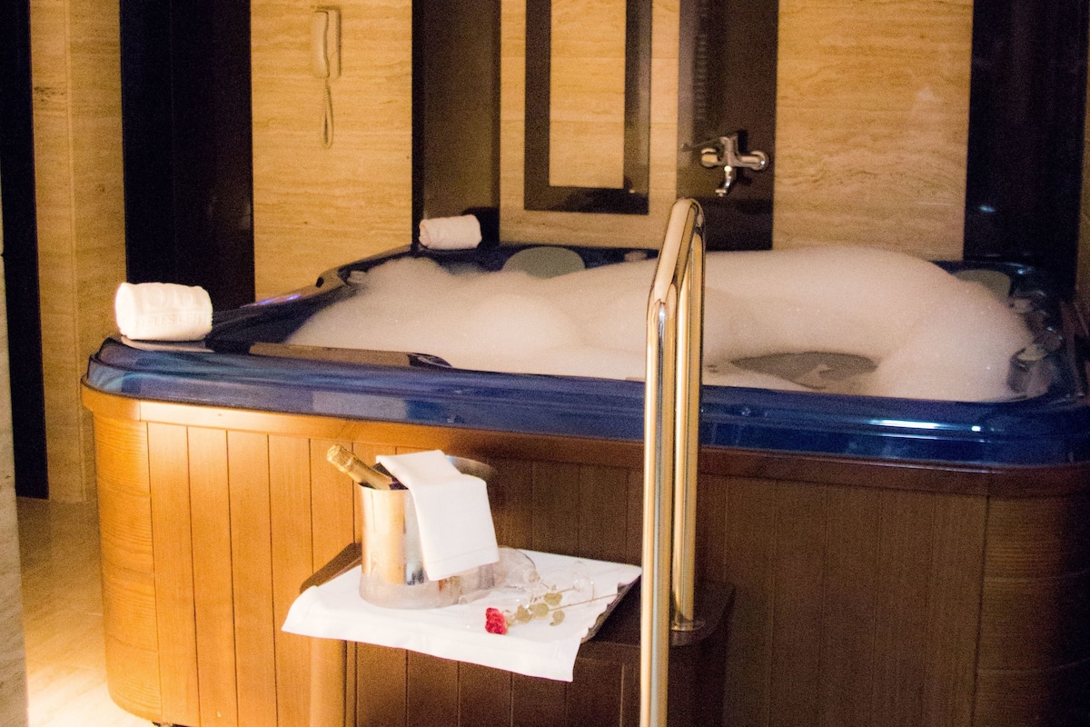 grand suite, hot tub (jacuzzi) | jetted bathtub