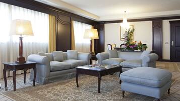 Suite Grand, bañera de hidromasaje (Jacuzzi) | Zona de estar | Una televisión