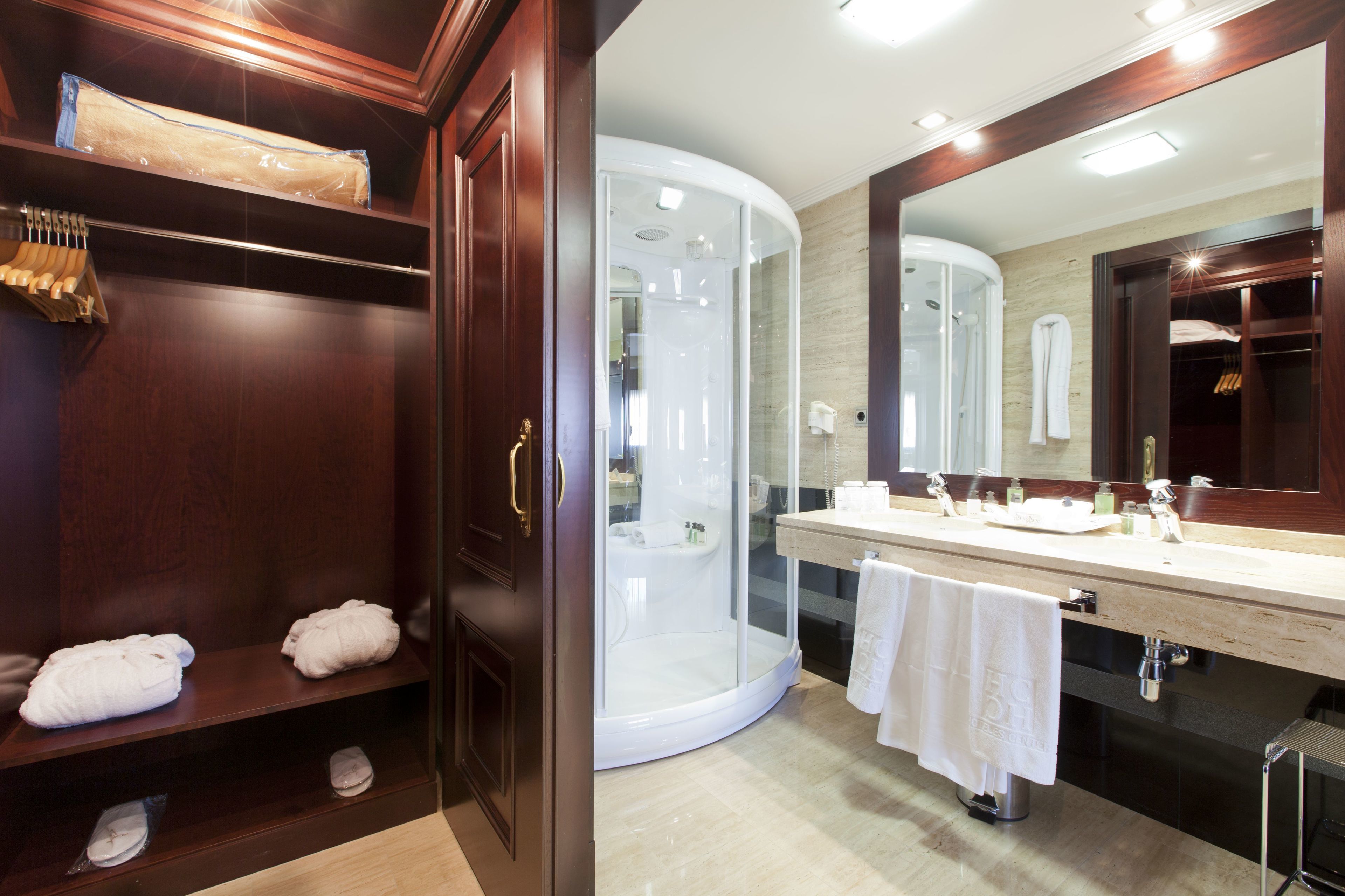 grand suite, hot tub (jacuzzi) | bathroom | free toiletries, hair dryer, bidet, towels