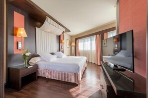 Dundyner, minibar, safe på rommet og skrivebord