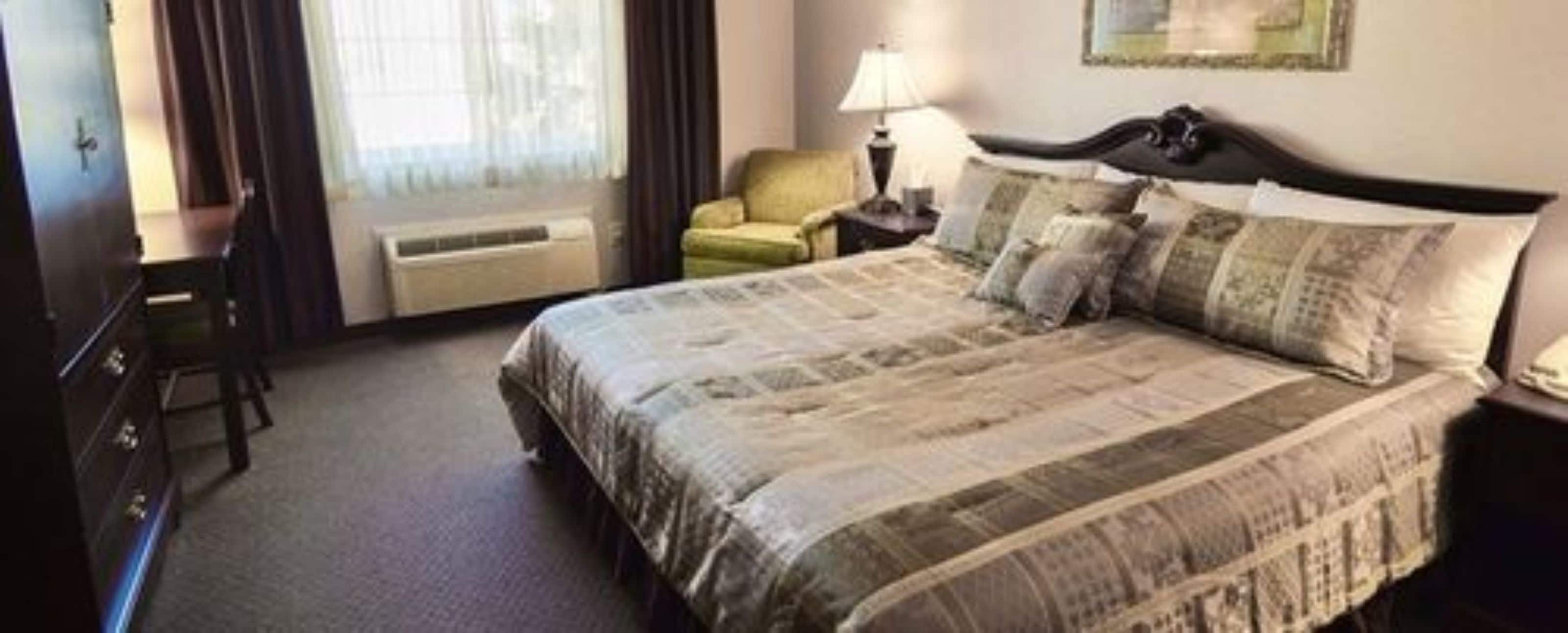 room | 1 bedroom, premium bedding, desk, blackout curtains