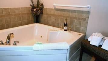 Room | Bathroom | Combined shower/tub, free toiletries, hair dryer, towels