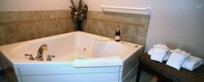 Room | Bathroom | Combined shower/bathtub, free toiletries, hair dryer, towels