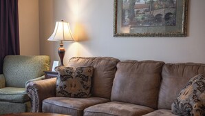 Deluxe Suite - Hearthstone Inn & Suites (Cedarville)