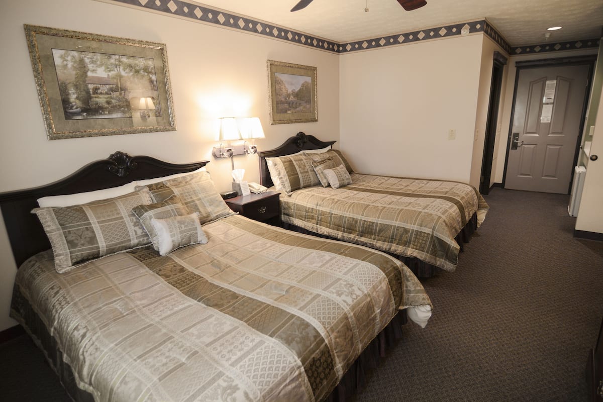 1 Schlafzimmer, hochwertige Bettwaren, Schreibtisch