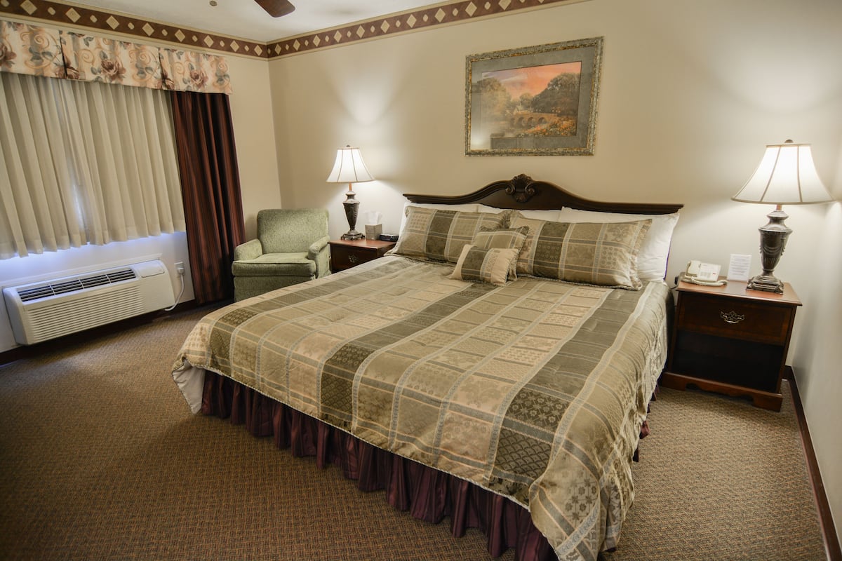 1 Schlafzimmer, hochwertige Bettwaren, Schreibtisch