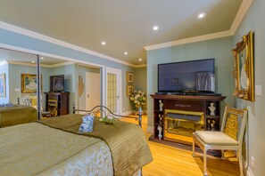 Deluxe suite, 1 queensize bed, uitzicht op de stad, boven het water (Balcony & Double Jacuzzi ) | Lakens van Egyptisch katoen, luxe beddengoed, donsdekens