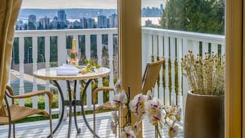 Deluxe-Suite, 1 Queen-Bett, Stadtblick, auf dem Wassser (Balcony & Double Jacuzzi ) | Terrasse/Patio