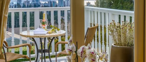 Suíte luxo, 1 cama Queen, vista para a cidade, sobre a água (Balcony & Double Jacuzzi ) | Terraço/pátio