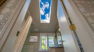 Elegant Suite, 1 Queen Bed, City Skyline & Ocean View | Bathroom