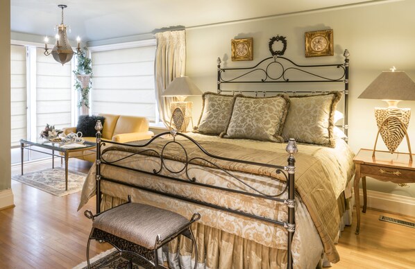 Deluxe suite, 1 queensize bed, uitzicht op de stad, boven het water (Balcony & Double Jacuzzi ) | Lakens van Egyptisch katoen, luxe beddengoed, donsdekens