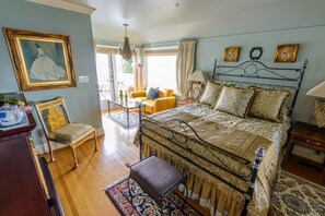 Egyptian cotton sheets, premium bedding, down duvets, pillow-top beds - Crystal's View Bed & Breakfast (North Vancouver)