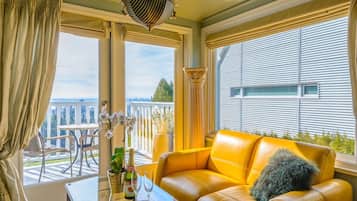 华丽套房, 1 张大床, 城市景观, 水上 (Balcony & Double Jacuzzi ) | 起居区 | 40-英寸智能电视 (配备有线频道)、电视