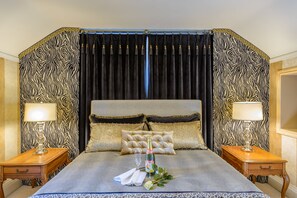 Luxury Suite, 1 Queen Bed, City Skyline & Ocean View Double Jacuzzi Tub, Fireplace | Egyptian cotton sheets, premium bedding, down comforters, pillowtop beds - Crystal's View Bed & Breakfast (North Vancouver)