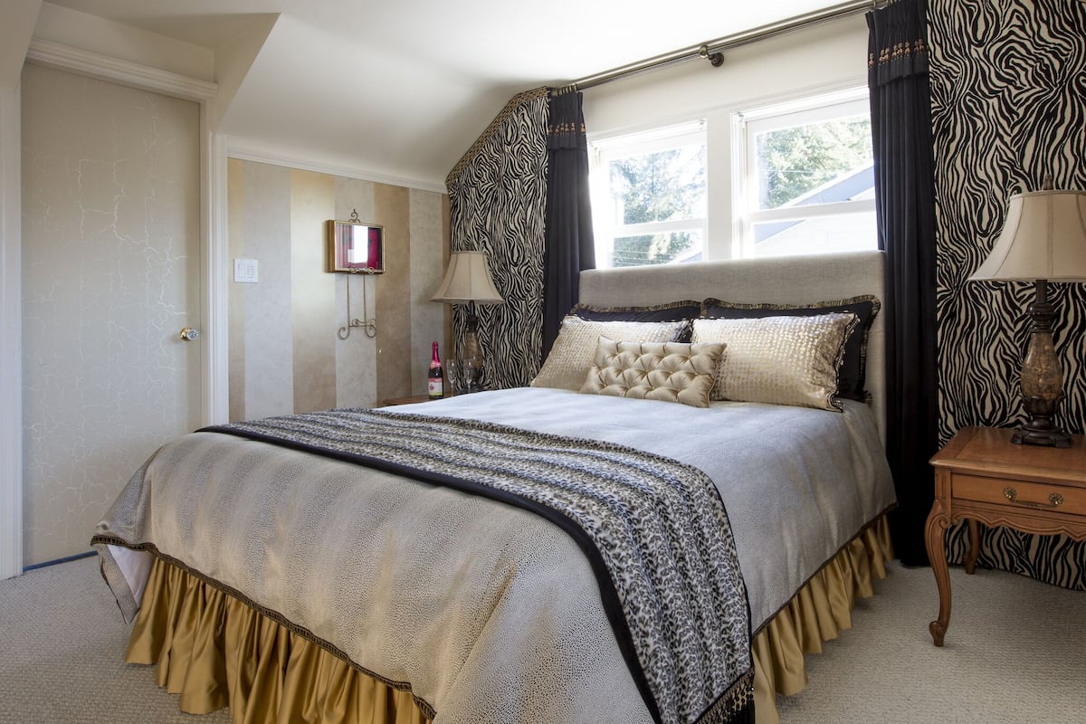Luxury Suite, 1 Queen Bed, City Skyline & Ocean View Double Jacuzzi Tub, Fireplace | 1 bedroom, Egyptian cotton sheets, premium bedding, down duvets