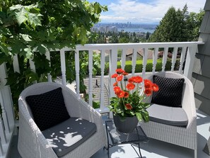 Terrace/patio - Crystal's View Bed & Breakfast (North Vancouver)