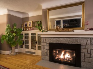 Fireplace - Crystal's View Bed & Breakfast (North Vancouver)