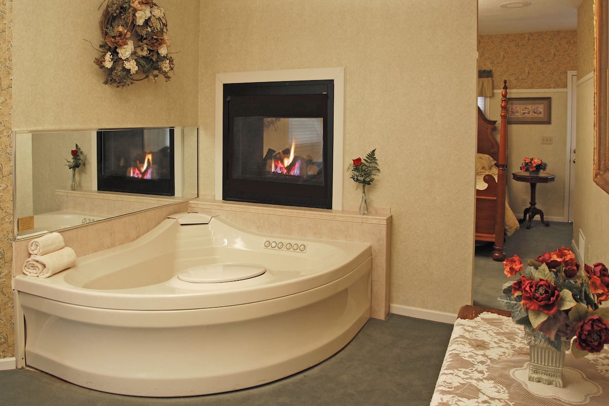 Luxury Suite, 1 Queen Bed (1st Floor)