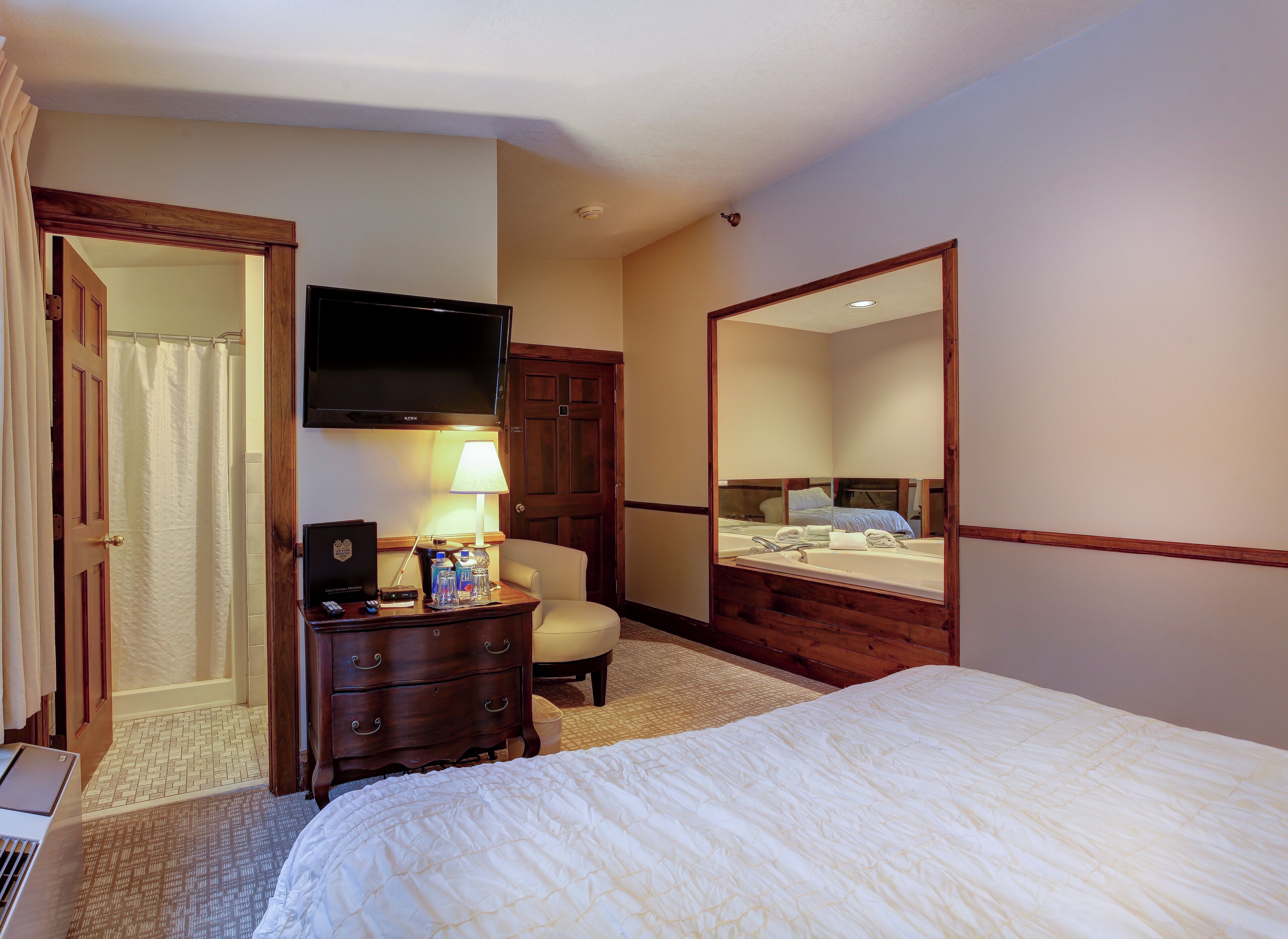 Deluxe Room, 1 Queen Bed, Non Smoking, Jetted Tub (2nd Floor) | Decoración personalizada, escritorio y tabla de planchar con plancha 